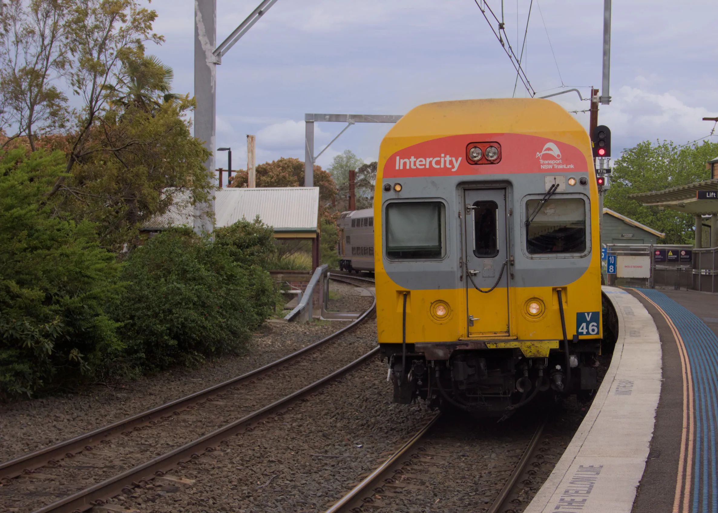 V46 pulls into platform 1 at Katoomba Station on the curve