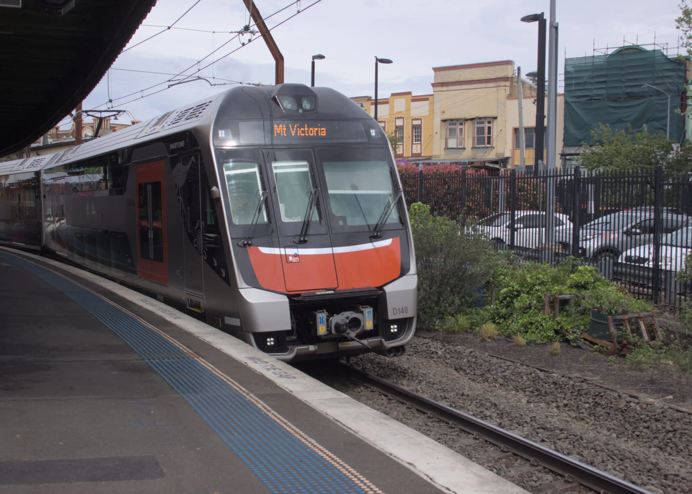 The front carriage of D140 pulls into the platform at Katoomba with its destination board reading "Mt Victoria"