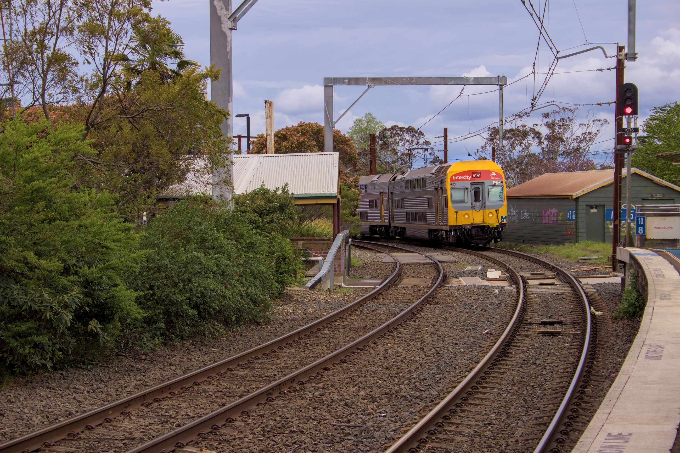 V set V46 rounds the curve just before the platform of Katoomba station on an overcast day