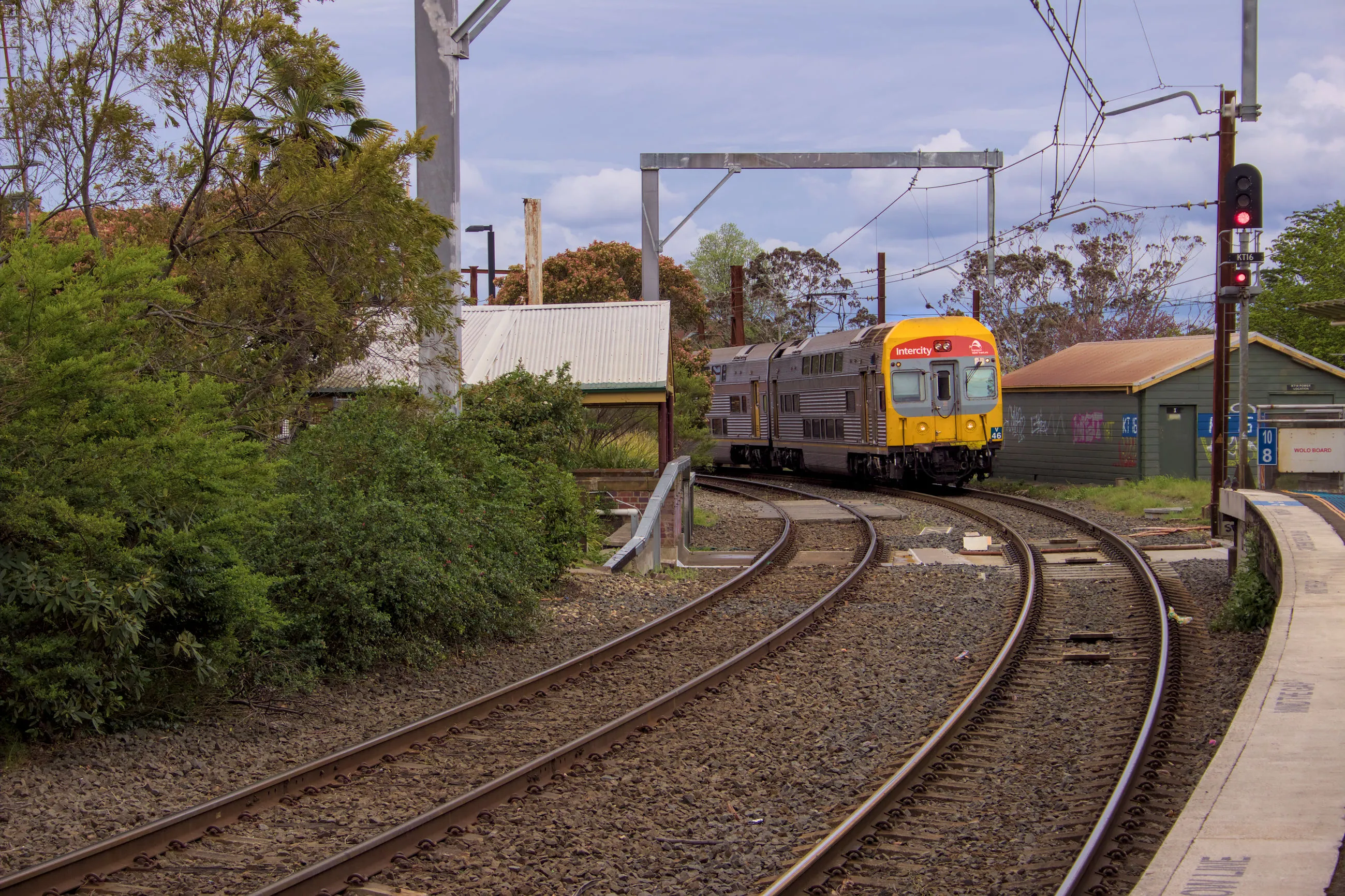 V set V46 rounds the curve just before the platform of Katoomba station on an overcast day